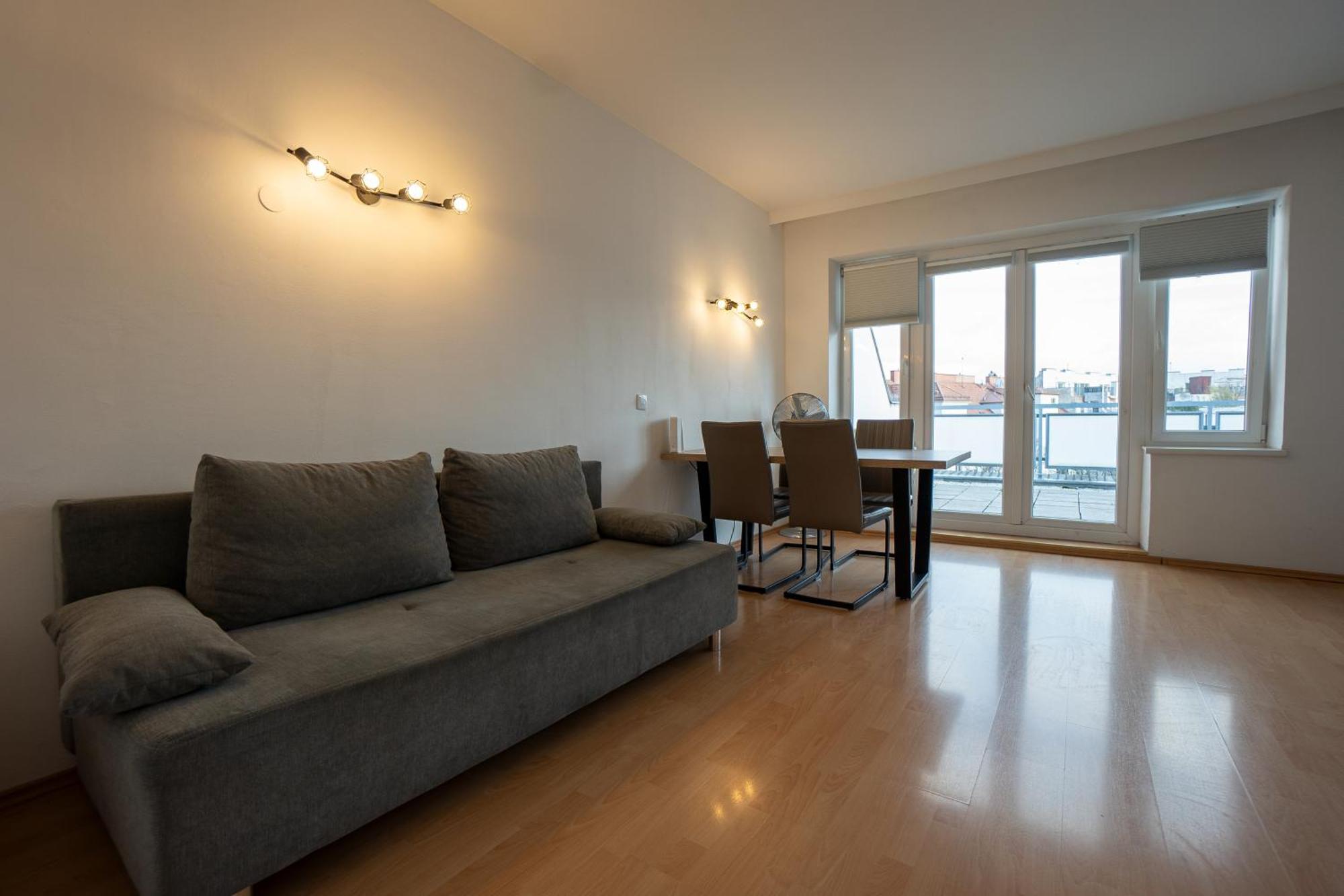 With A Private Terrace Located Right Near Belvedere Castle, 15 Minutes Away From Stephansdom Wien